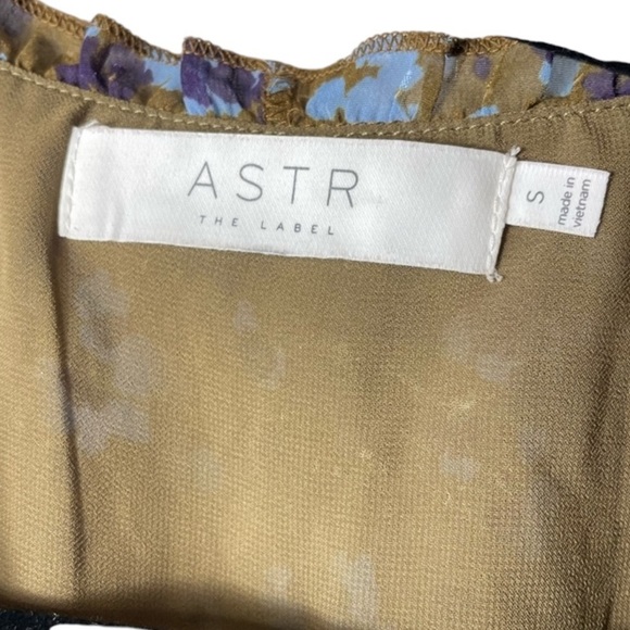 ASTR the label size small smocked waist puff sleeve floral blouse excellent cond - Picture 6 of 6